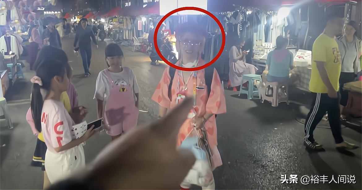 网红“豆浆王子”街头搭讪女童，遭好心人斥责，曾因猥亵女童入狱