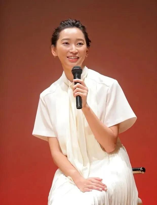 日本42岁混血女神：豪门收割机，曾卷入不雅光碟事件，奉子成婚