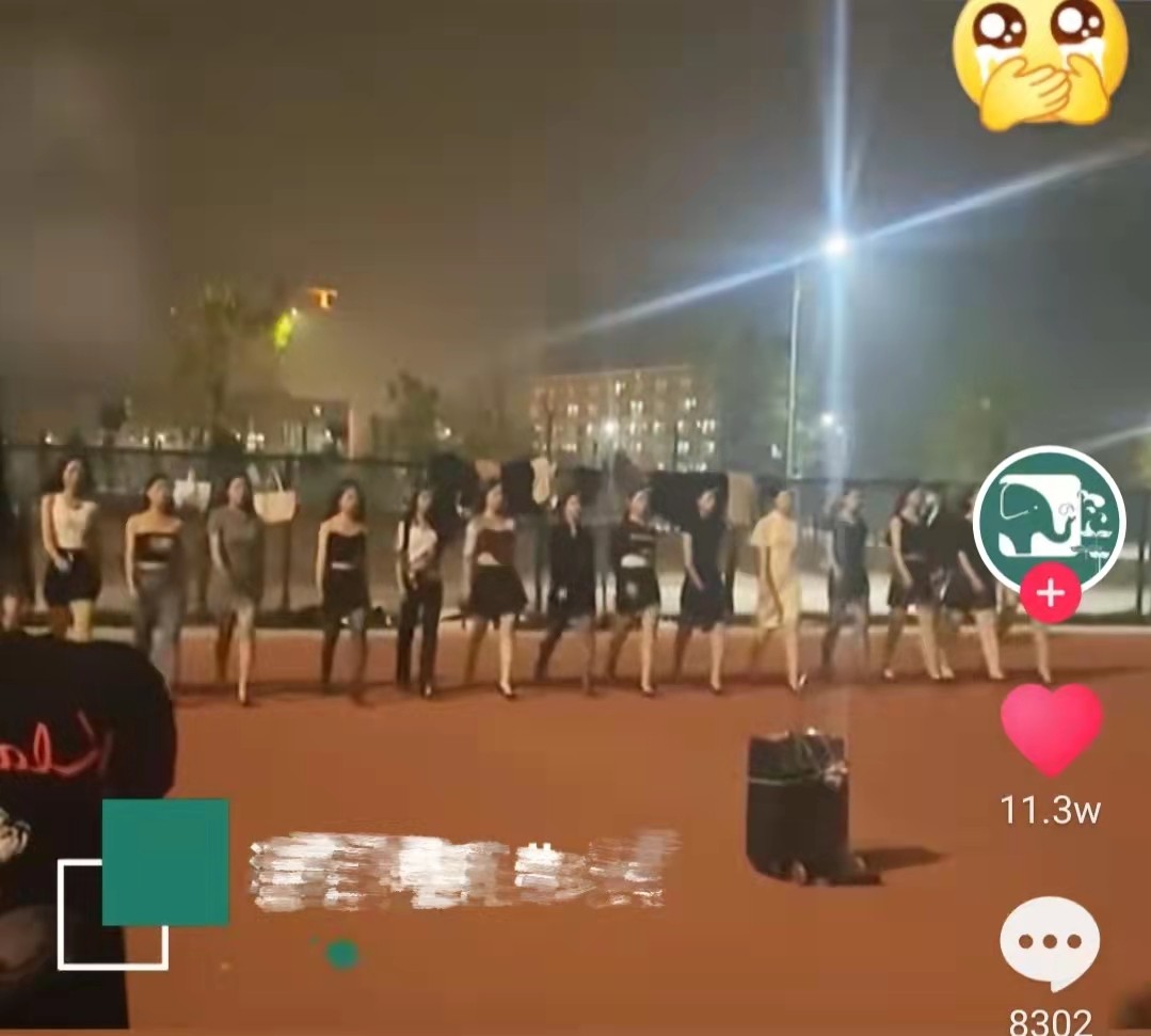 高校礼仪队操场走秀,学校操场走秀大学生