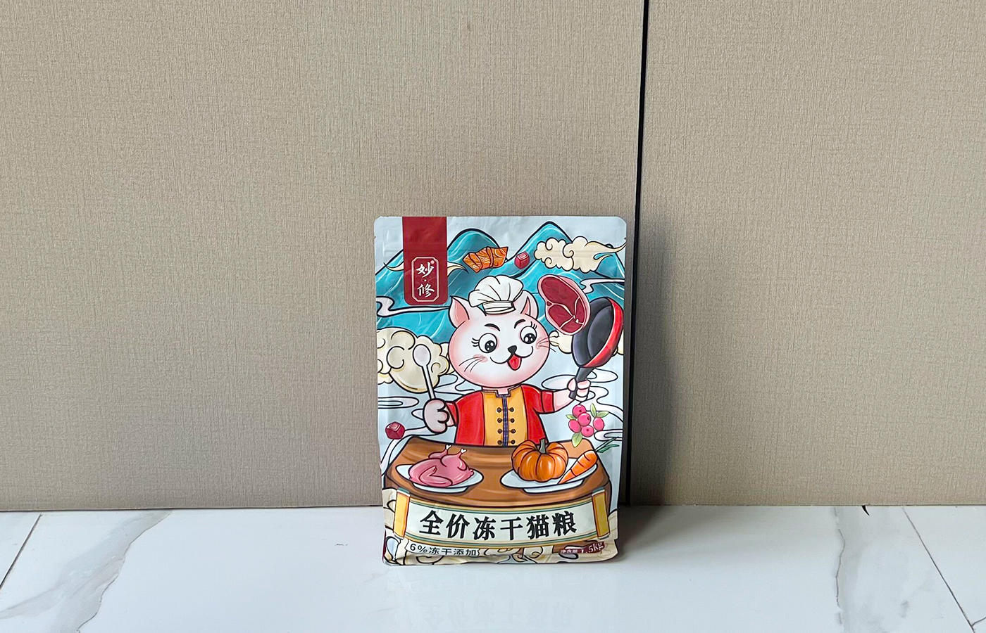 猫咪总是疯跑并往人身上蹦,猫咪大晚上疯跑然后对着我叫