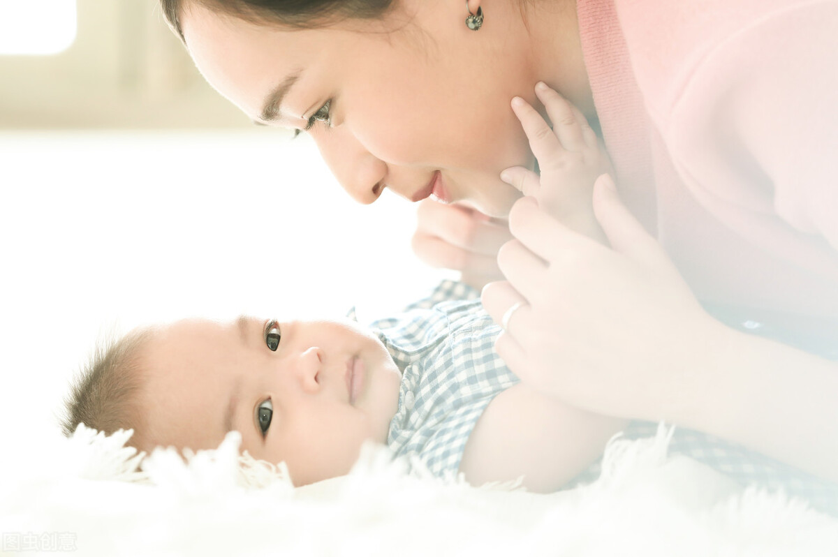 宝宝要翻身说说,宝宝几个月开始学会翻身最好