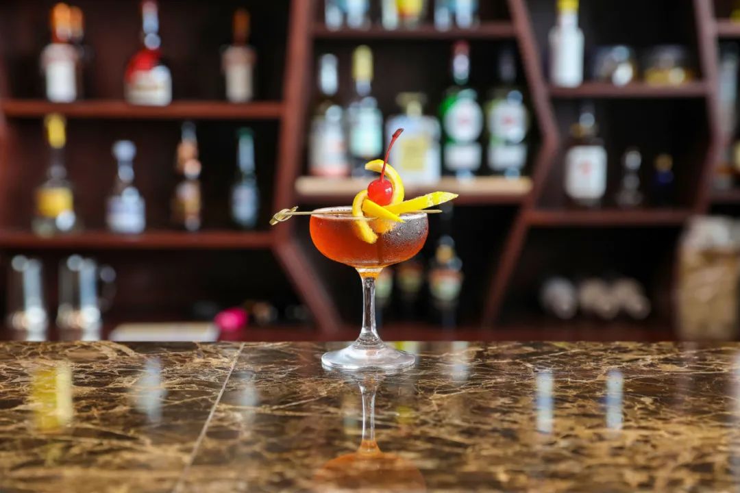 介绍一下调酒师是个什么样的职业,调酒师哪个行业最吃香