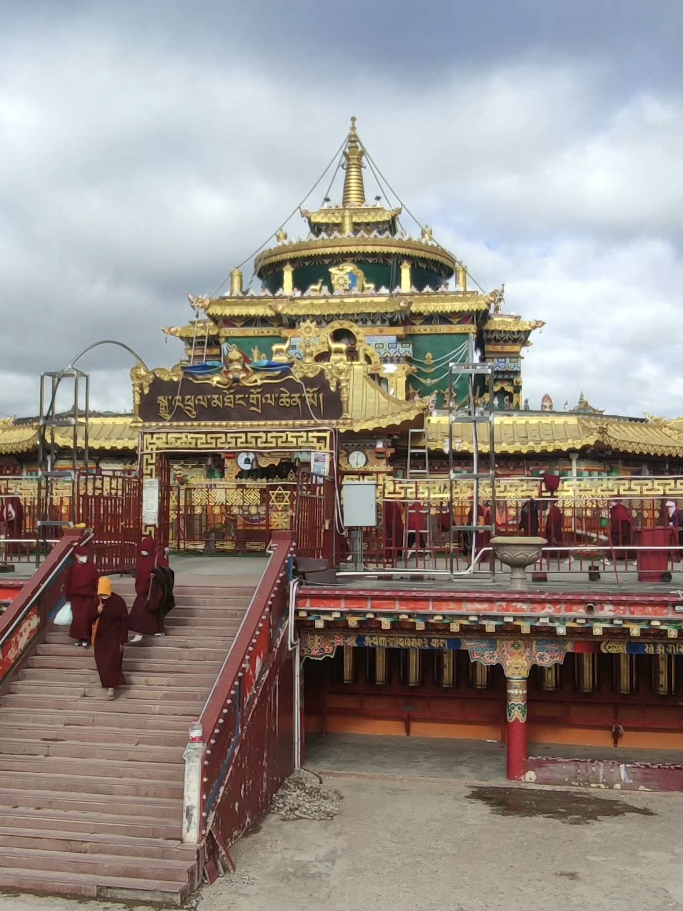 刚从重庆回来不知道讲的对不对,刚从西藏回来一点都不好玩