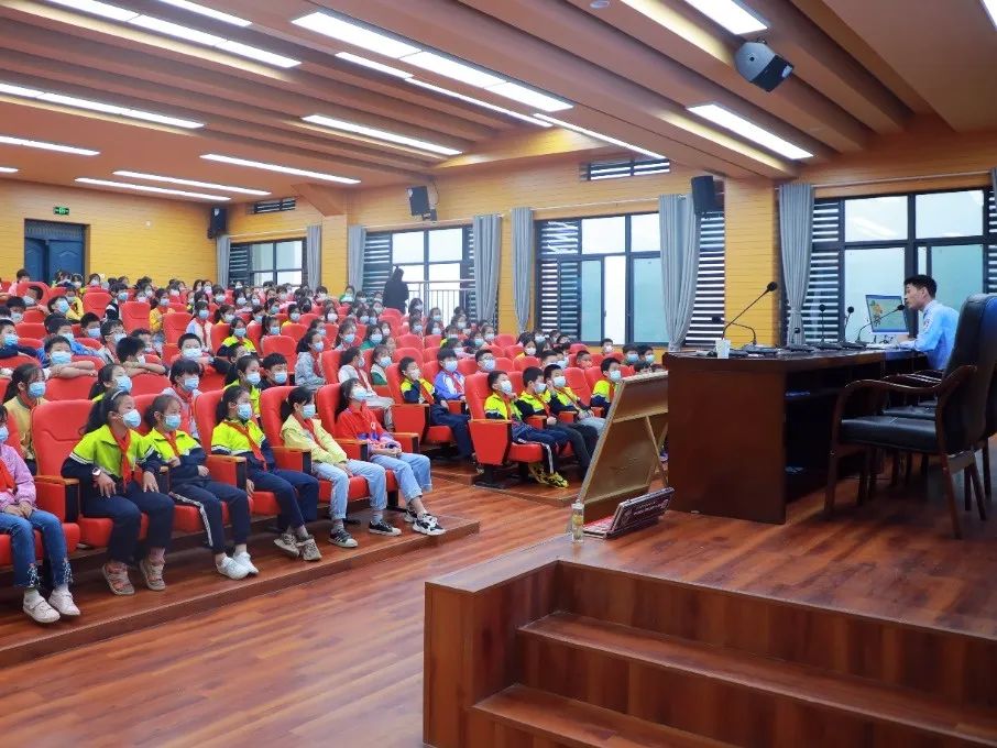 兰州公安全力开启护学模式,民警开启护学模式