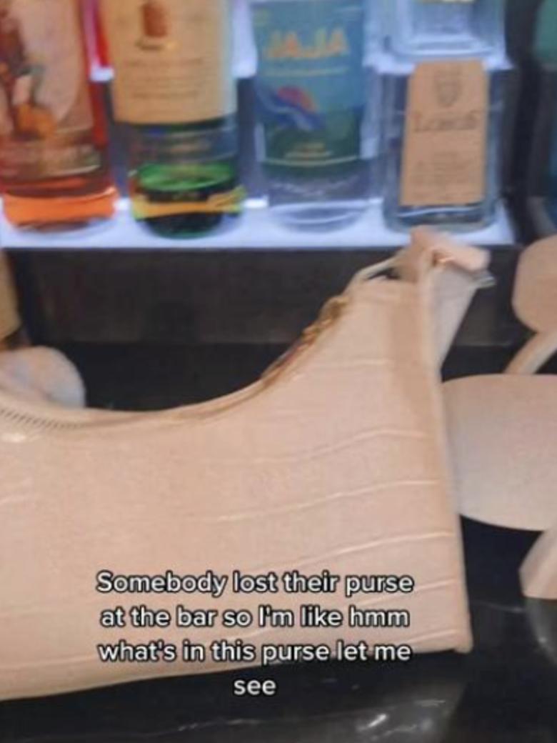 国外妹喝醉丢包包，调酒小哥打开直接懵了！拍视频3000万网友围观