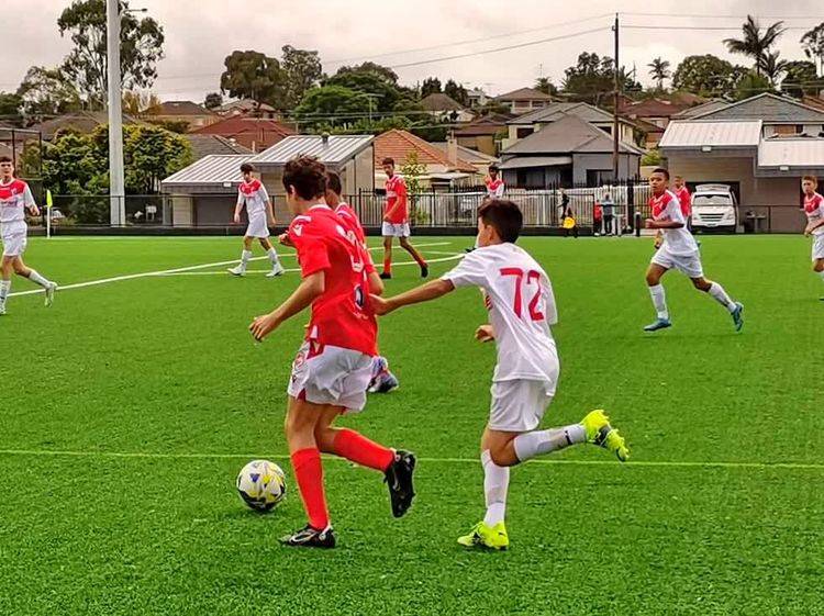 在悉尼PenshurstPark彭斯赫斯特公园球场，看一场社区少年足球赛