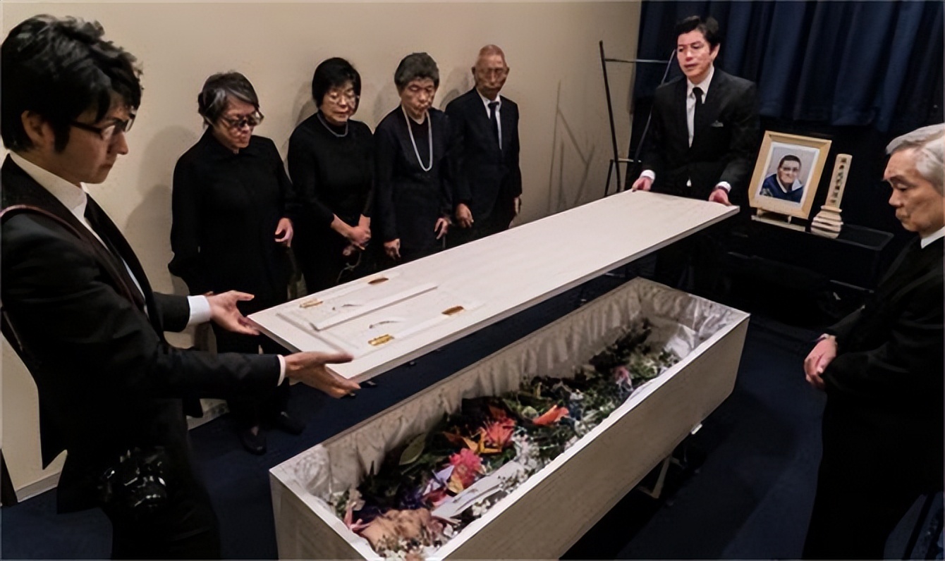 火葬场、棺材、墓碑中国全垄断，中国是如何一条龙送走日本人的？