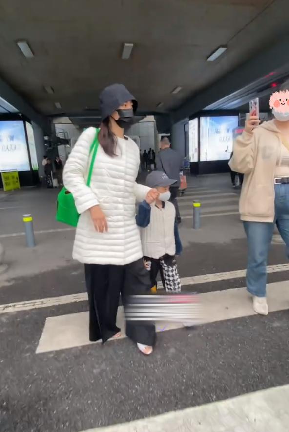 秋瓷炫一家三口现身机场,秋瓷炫罕见晒近照