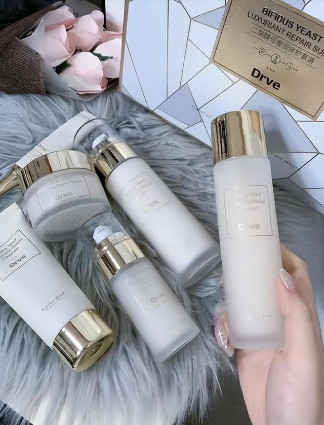 你还天真的认为国货护肤品不行？这4款水乳补水效果超棒，还不贵