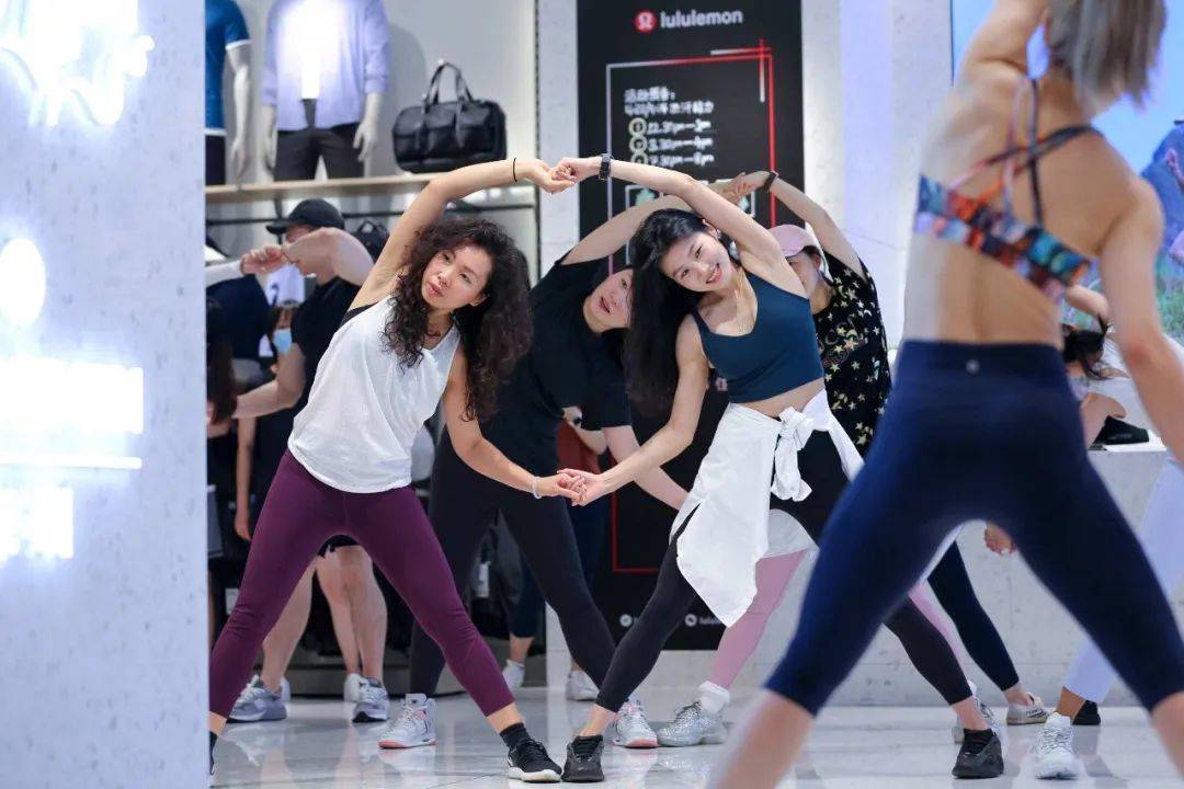 名创优品、lululemon：两个行业，一个故事