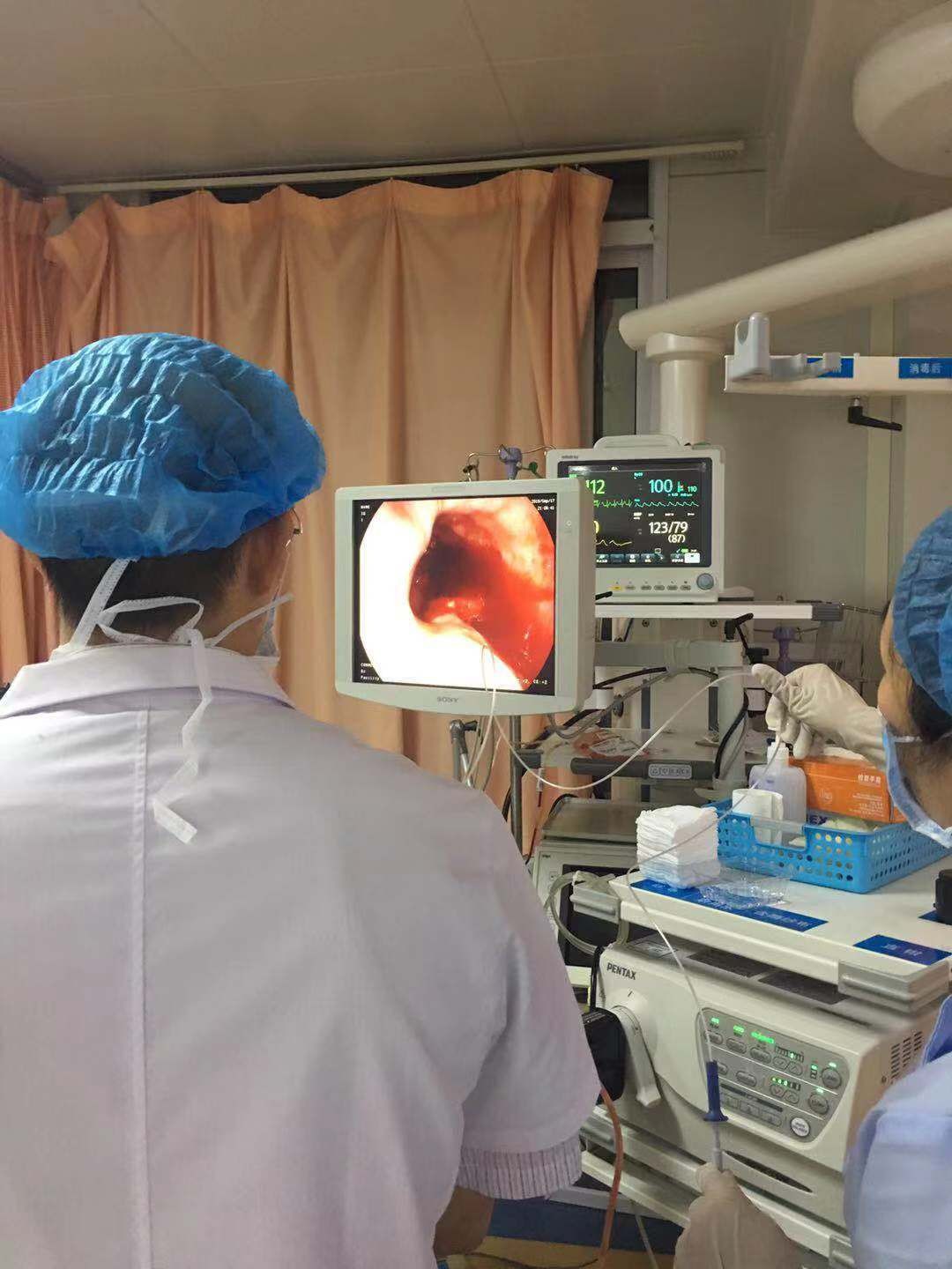 女性心窝口偏右烧灼感痛怎么回事,女性下边有烧灼感伴有尿频