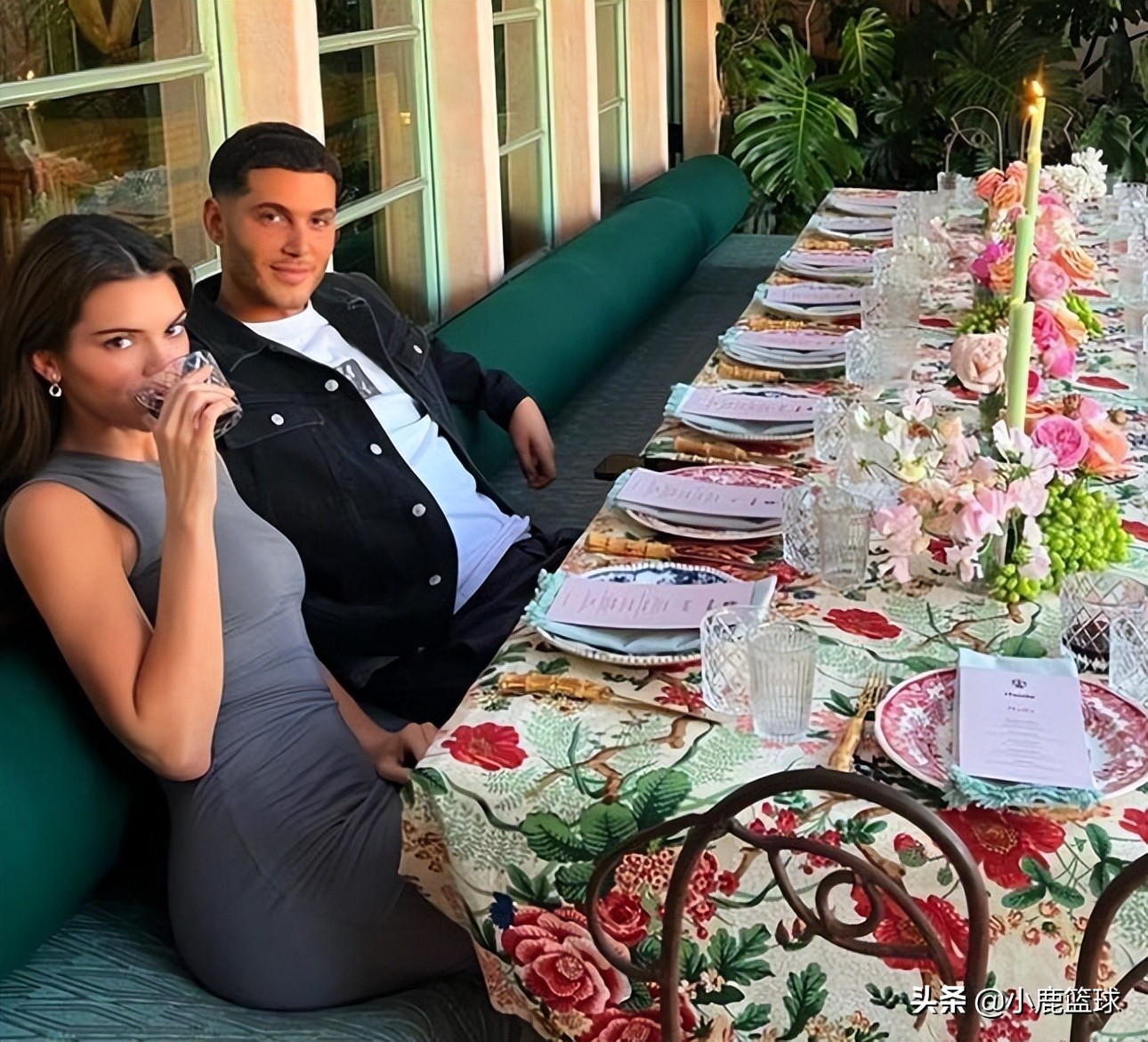 布克和詹娜秀恩爱打球亲吻,布克在詹娜面前秀肌肉