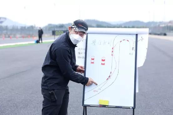 我在小纽北开R8跑车，奥迪RS驾驶学院能学到什么？