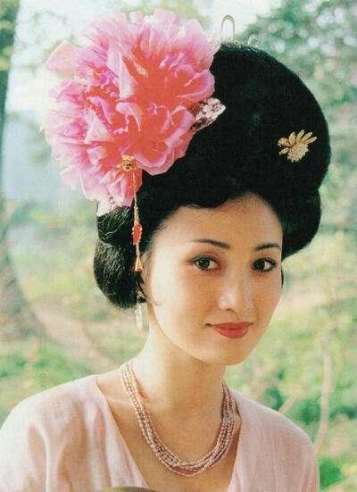 看烦了满屏的“纸片人”“排骨胸”，这几位有肉感的女星才是真美