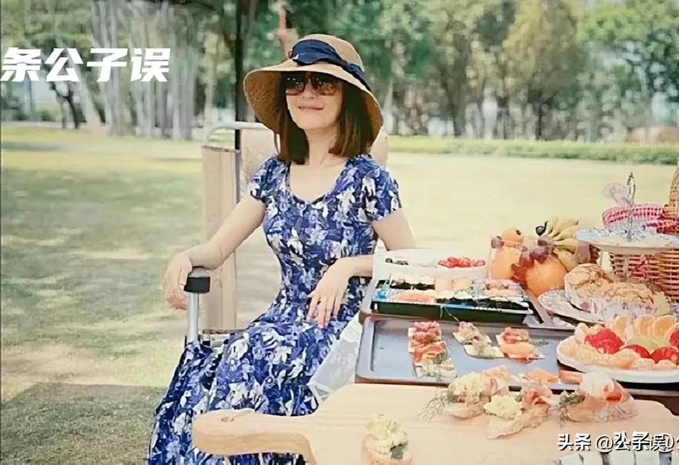 一张和冯小刚的“夜宿门”照片,彻底撕下了沈星的遮羞布