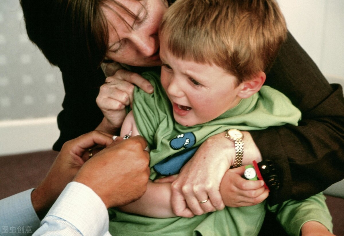 害怕打针的小朋友又哭又闹,孩子打针吃药咳嗽都不好怎么办