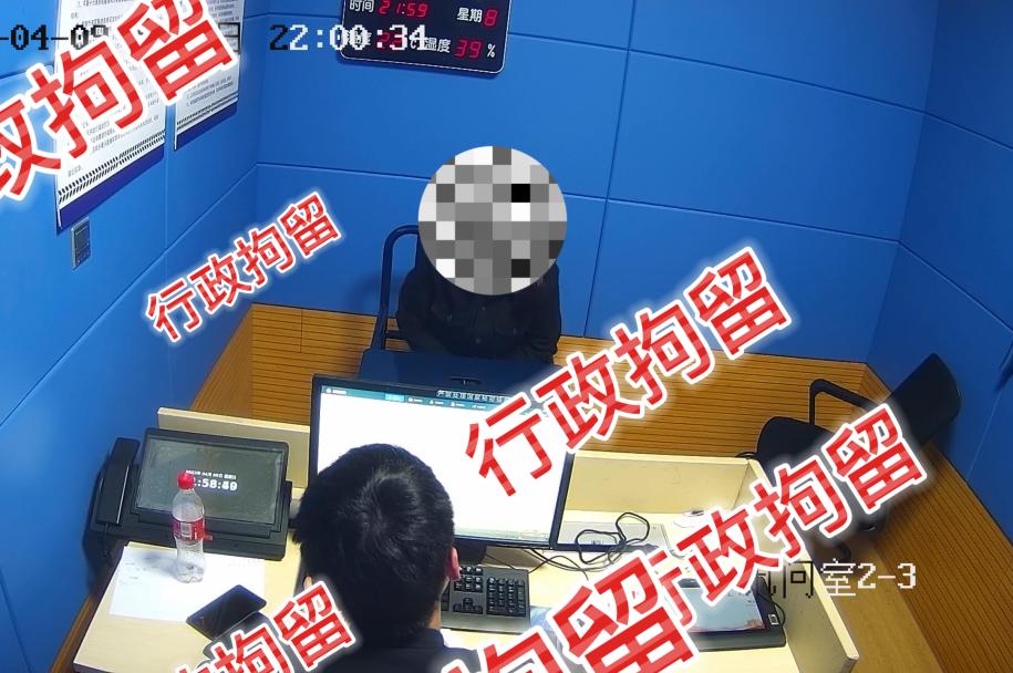 她竟然在试衣间里...