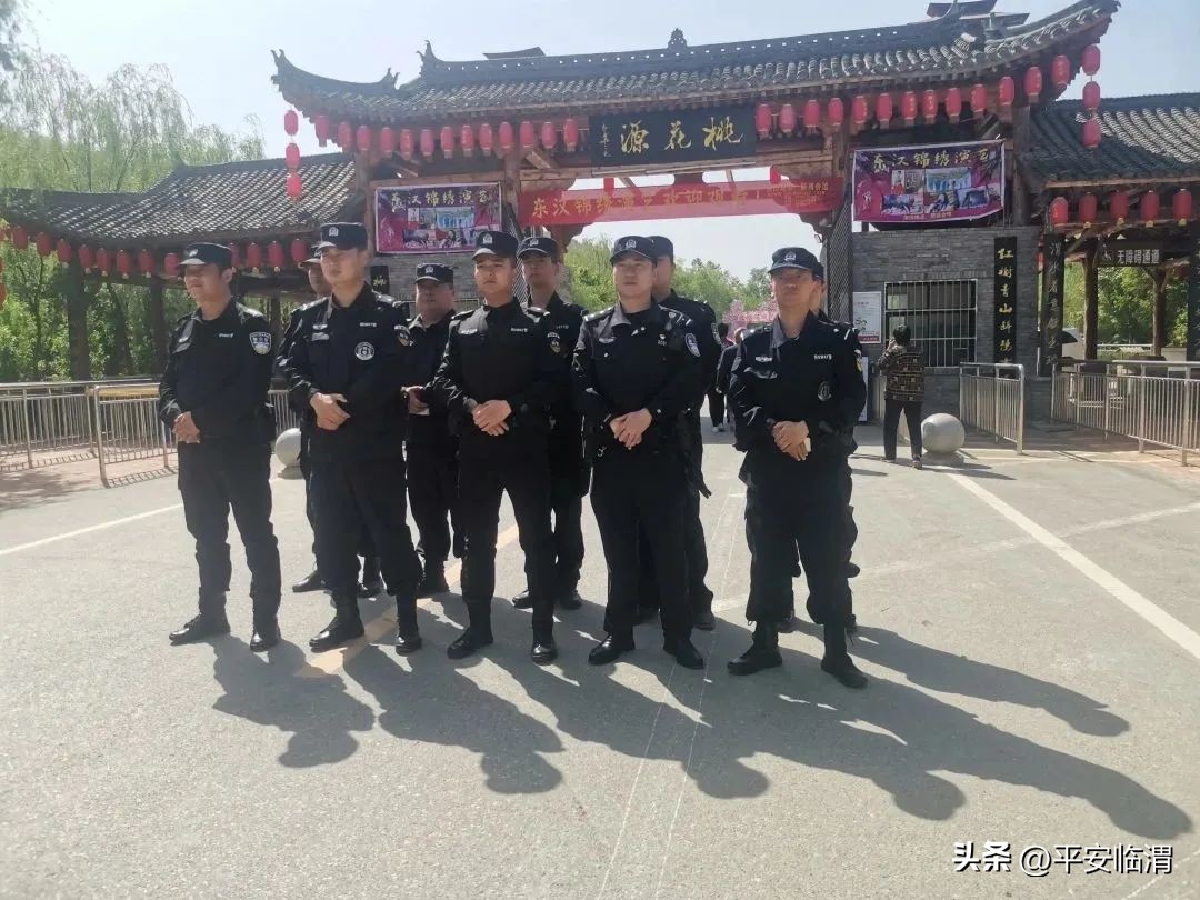 民警全力以赴筑起景区安全屏障,旅警在景区提醒游客安全