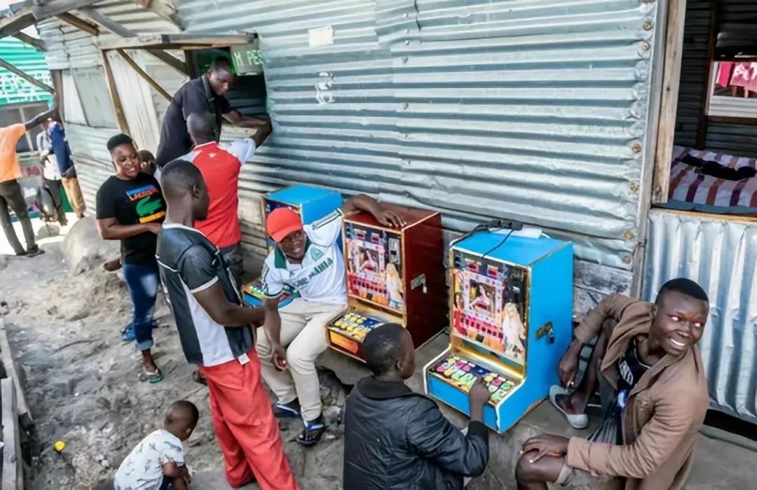 还没足球场大的非洲小岛，住了1000个居民，其他人还拼命往这里挤