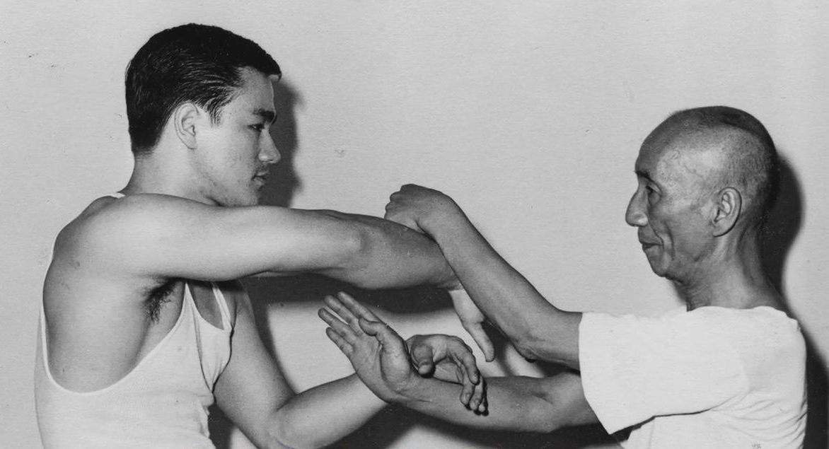 李小龙被神话还是确实有实力,李小龙被群众演员打脸片段