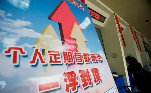 100万存入银行一年能产生多少利息,一百万存入银行每天的利息是多少