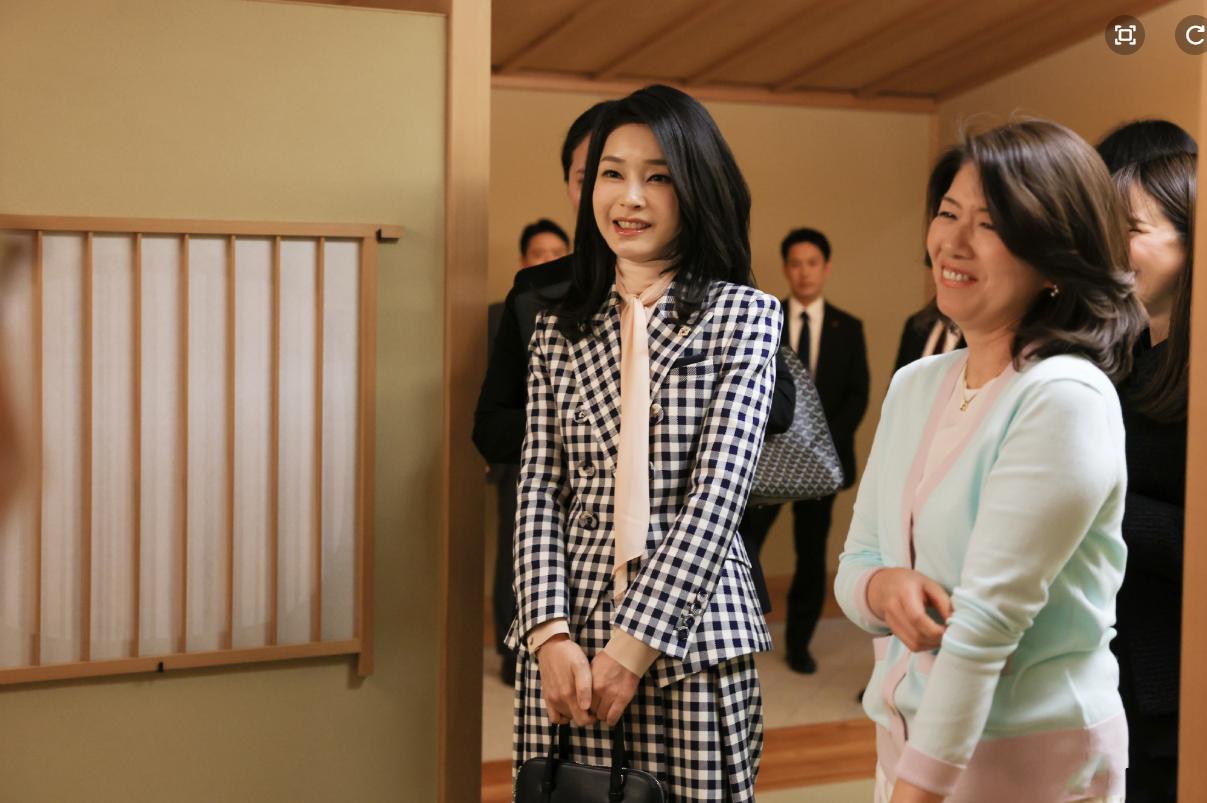 金建希与岸田裕子,岸田裕子穿和服照片