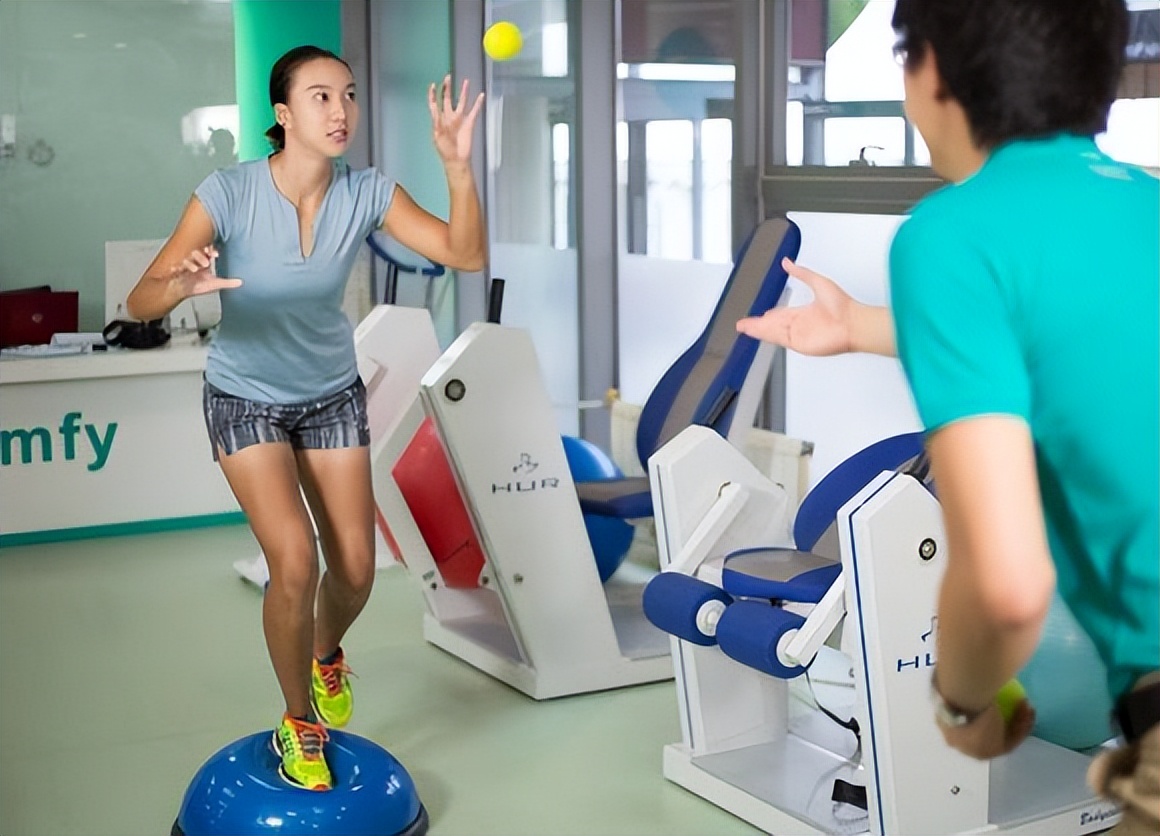 上下楼梯时膝关节痛的原因及康复方法