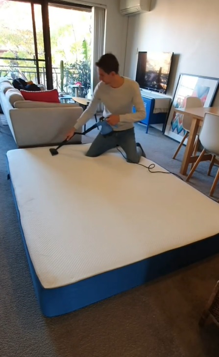 小哥为省钱在悉尼捡垃圾，年赚2万澳币，名包手机电脑随地捡？