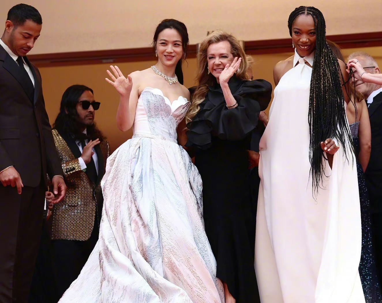 汤唯亮相第76届戛纳红毯,汤唯现身戛纳电影节采访