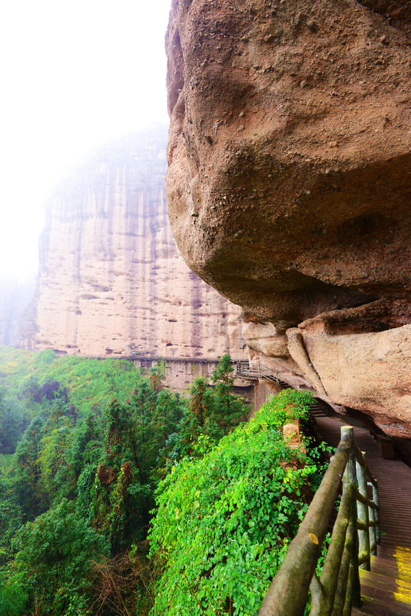 问道龙虎山，观“天下三绝”，“道教第一山”碧水丹霞入画来
