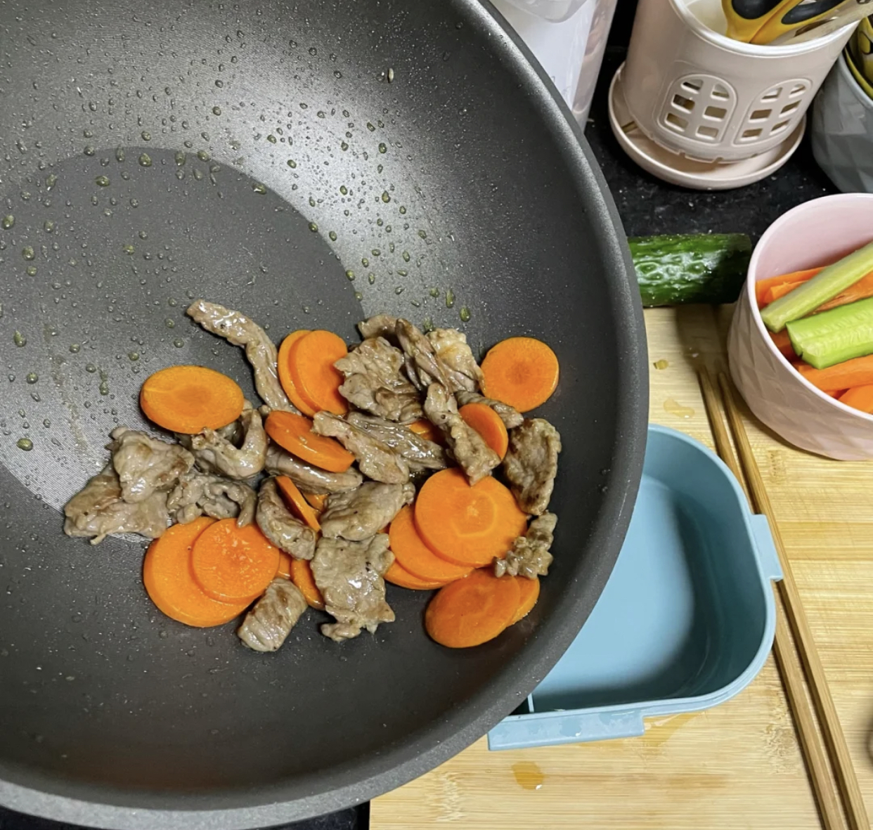 换过2次锅子我悟了，“不粘锅”和“铁锅”的差别，不是一点半点