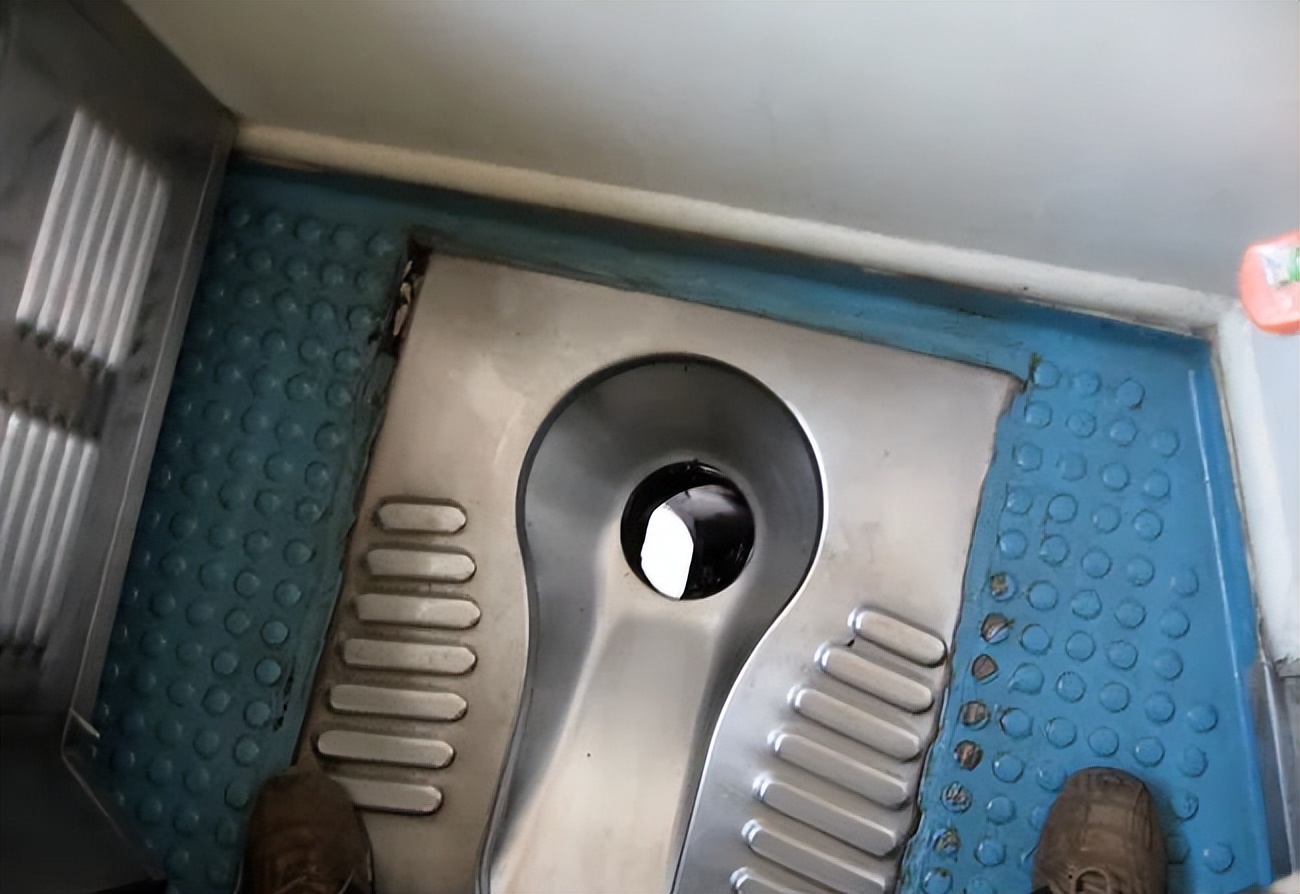 为什么火车站里不让上厕所,为什么列车进站的时候不让上厕所