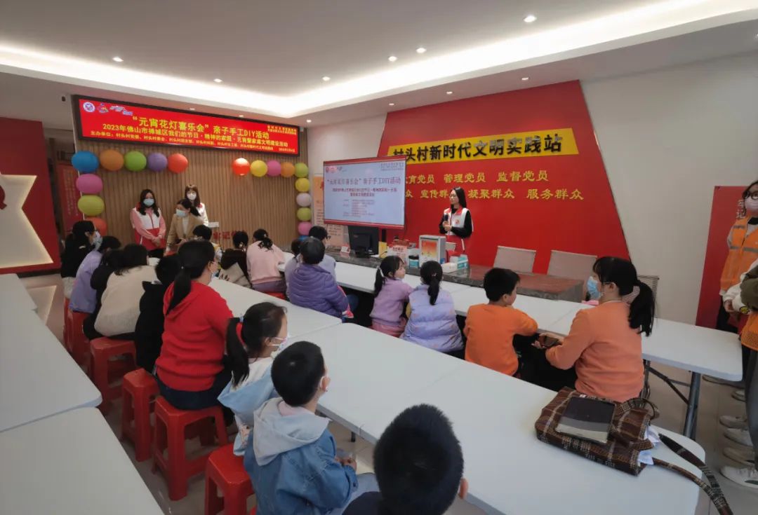 妇女姐妹秀巧手自制花灯闹元宵,闹元宵手工作品龙年