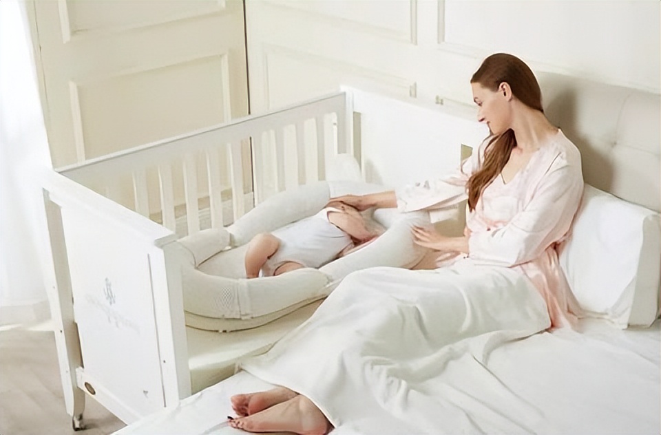 新生儿吃完母乳就吃手怎么回事,刚吃完奶的宝宝就吃手了