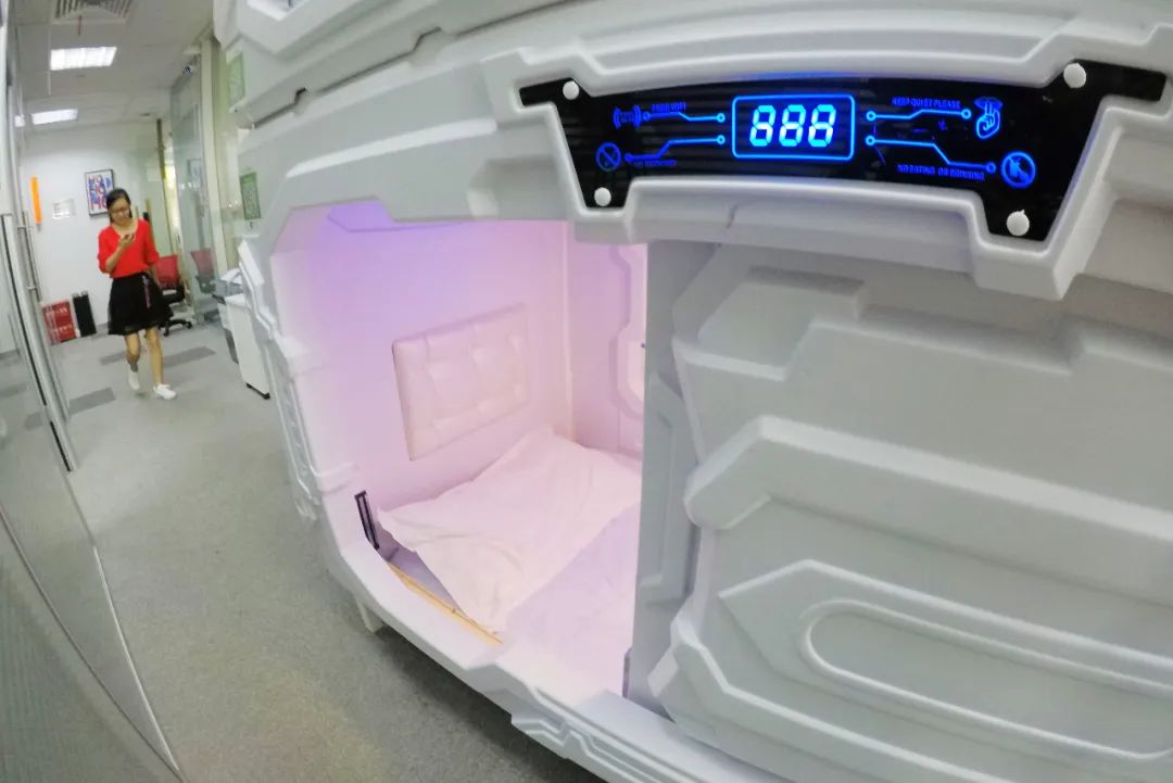 年轻人租房降级住太空舱30元1天,租房降级年轻人住30元1天太空舱