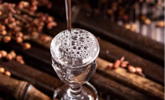 牛栏山到底是纯粮酒还是勾兑酒,牛栏山酒精勾兑酒为啥那么多人买