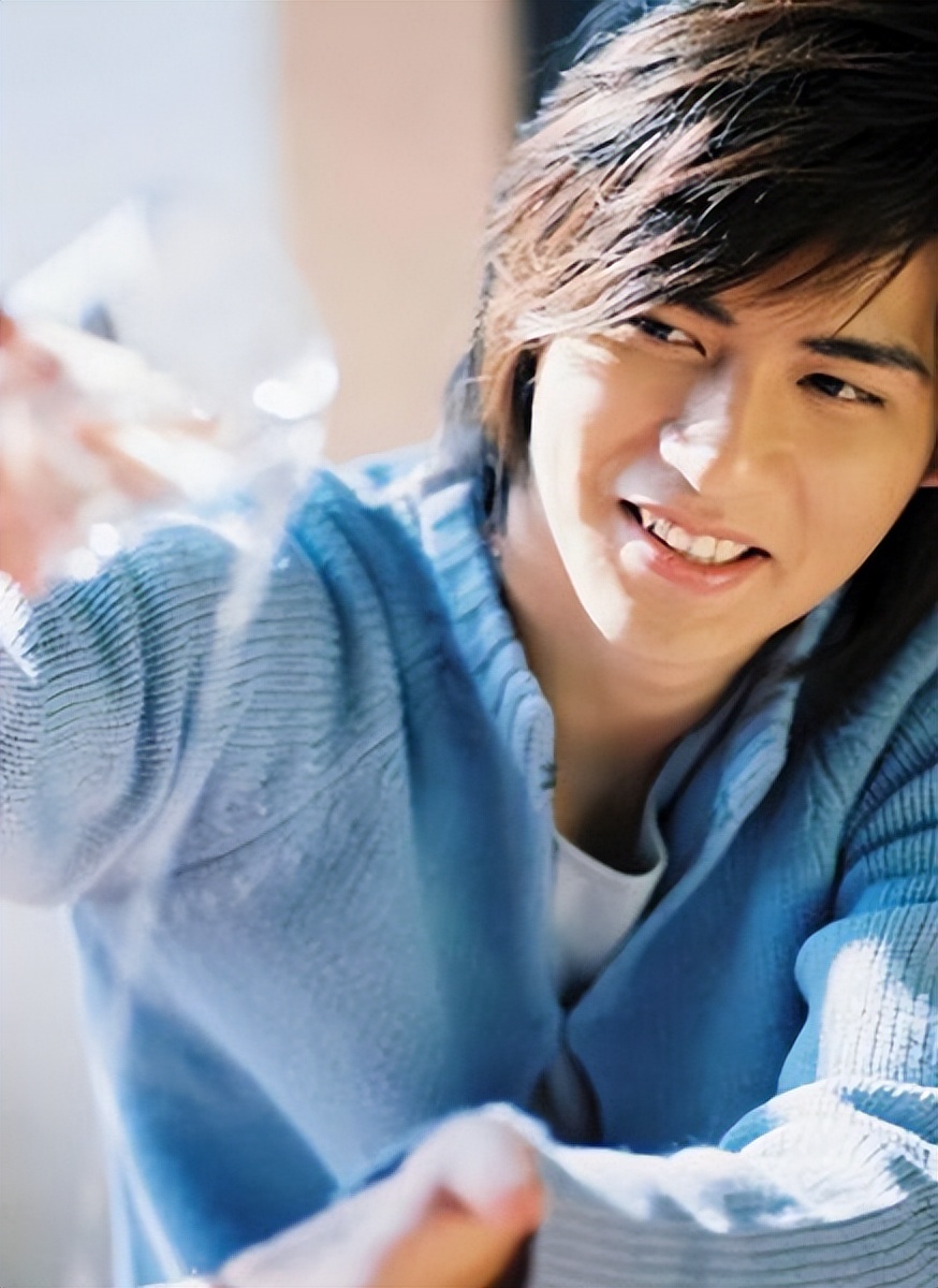 五位留长发的男明星最后一位最帅,七位又酷又帅的男明星