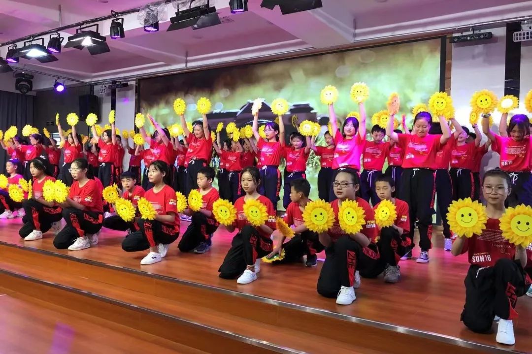 万二小举行2016级毕业典礼暨毕业班综合素质拓展活动