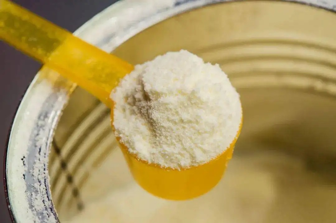 给女儿喝69元一桶的假奶粉!妻子每月给4000,被他吃喝玩乐挥霍