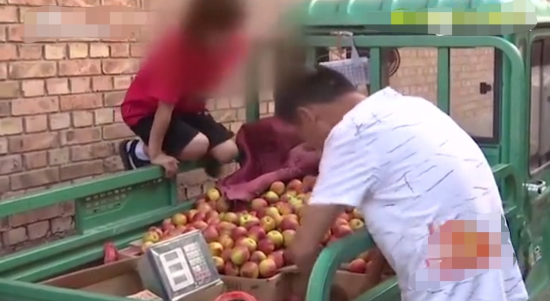 小伙月入过万，买双布鞋的钱还得靠偷，妻子直言：有前科才不给钱