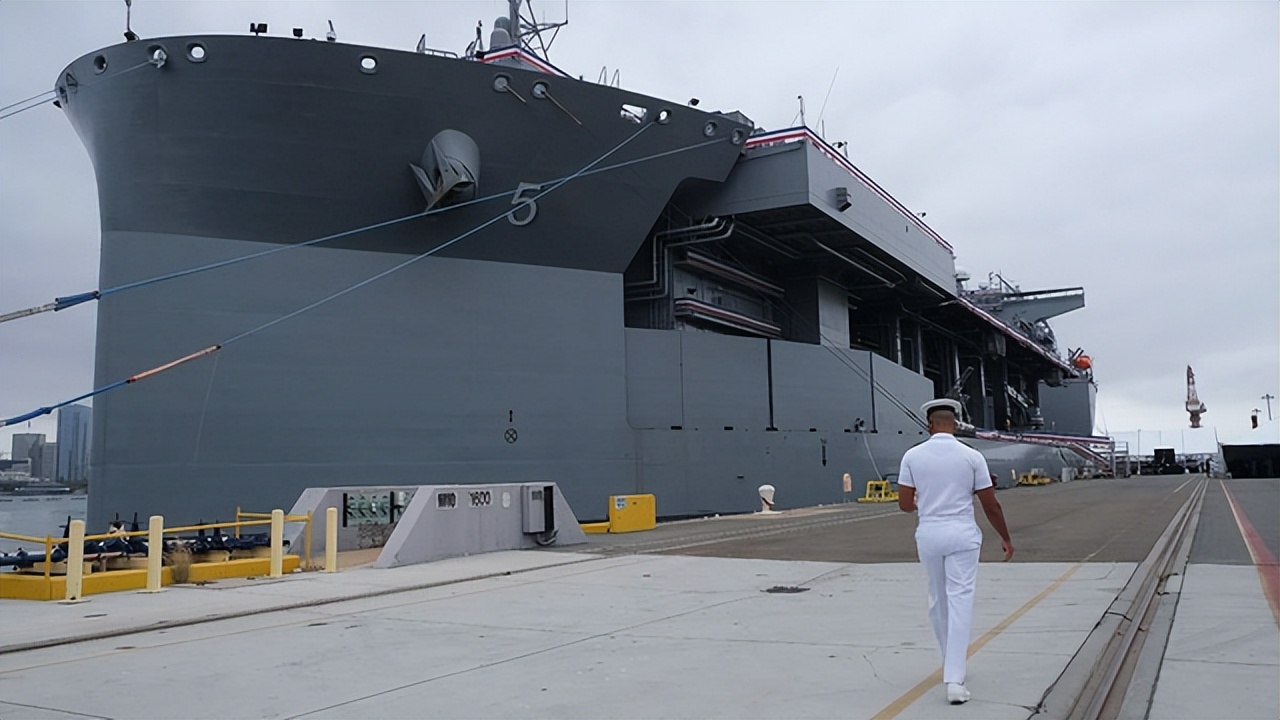 跑到南海寻衅滋事!起底美军这艘“民改军”9万吨大船