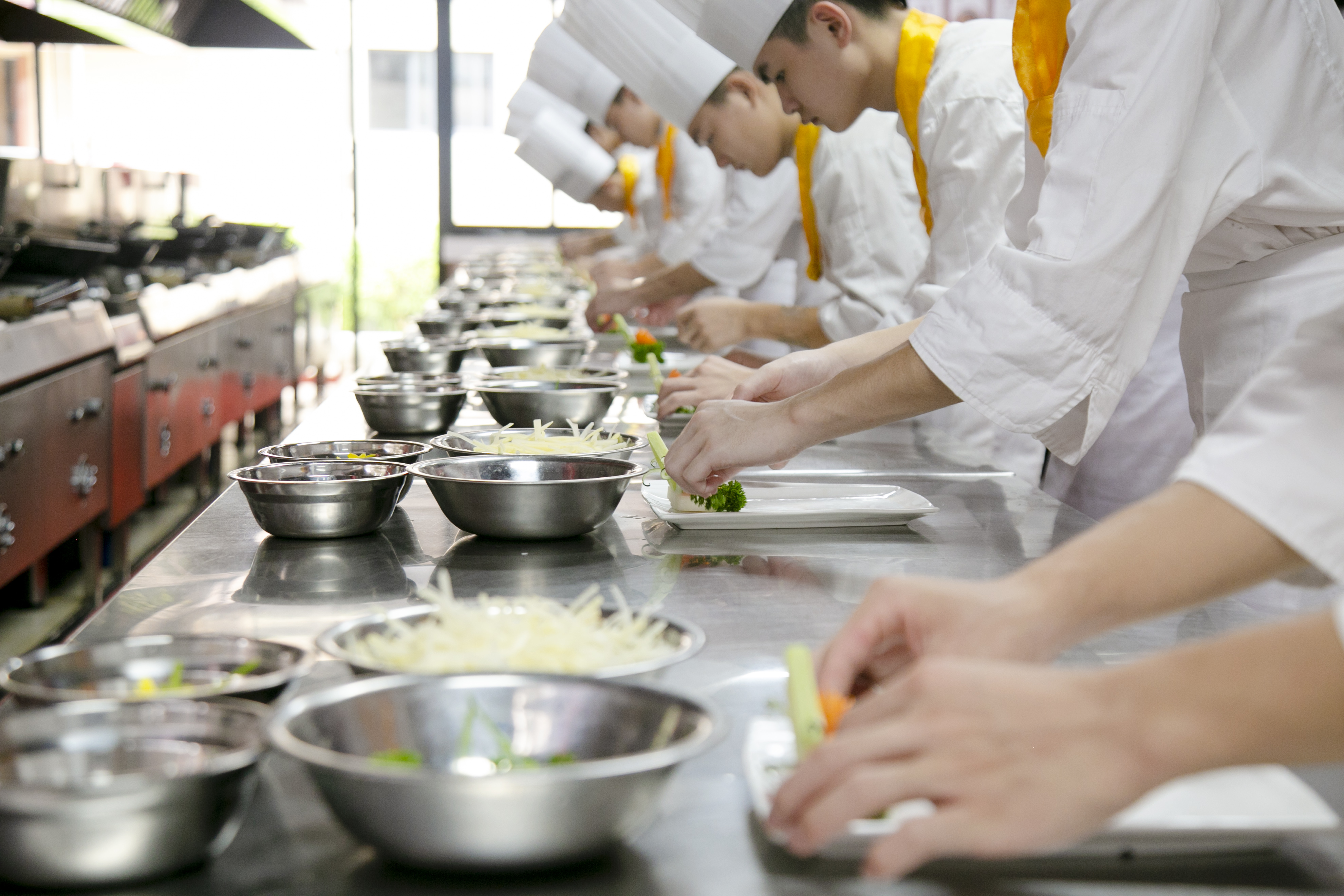 现在去学厨师还有前景吗,厨师有前途吗发展前景怎么样