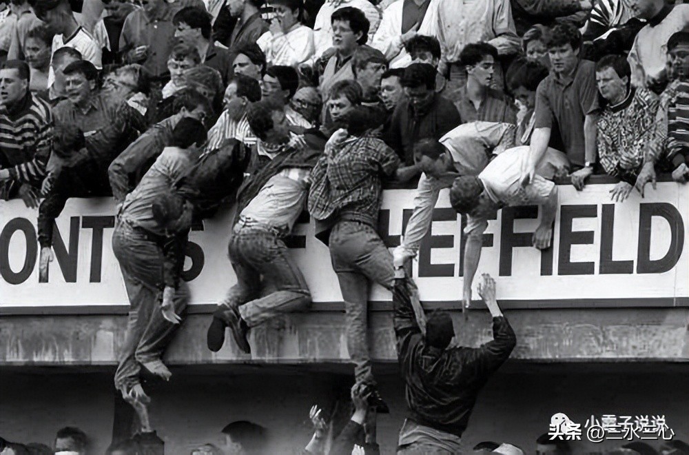 印尼球场暴力事件死亡原因,印尼一足球场爆发球迷暴力冲突