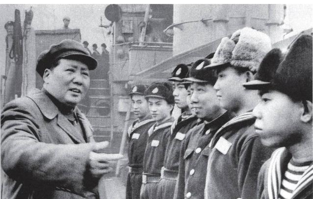 我军舰队驶入公海，某国驱逐舰阻拦，开国中将喊话：后果自负