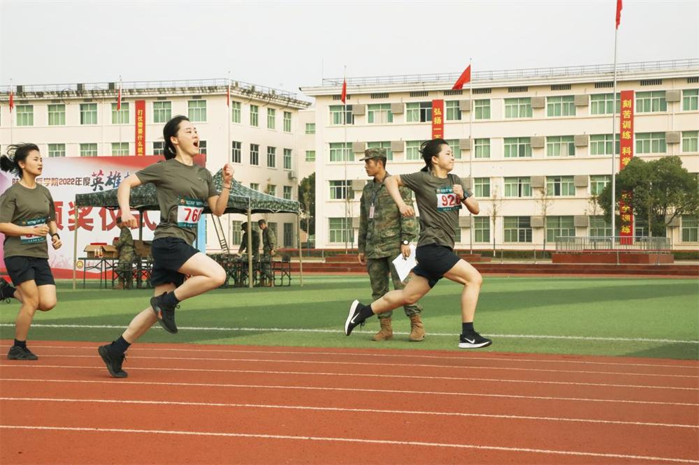 战味十足铁血男儿勇争排头兵,战味十足直击新兵训练现场