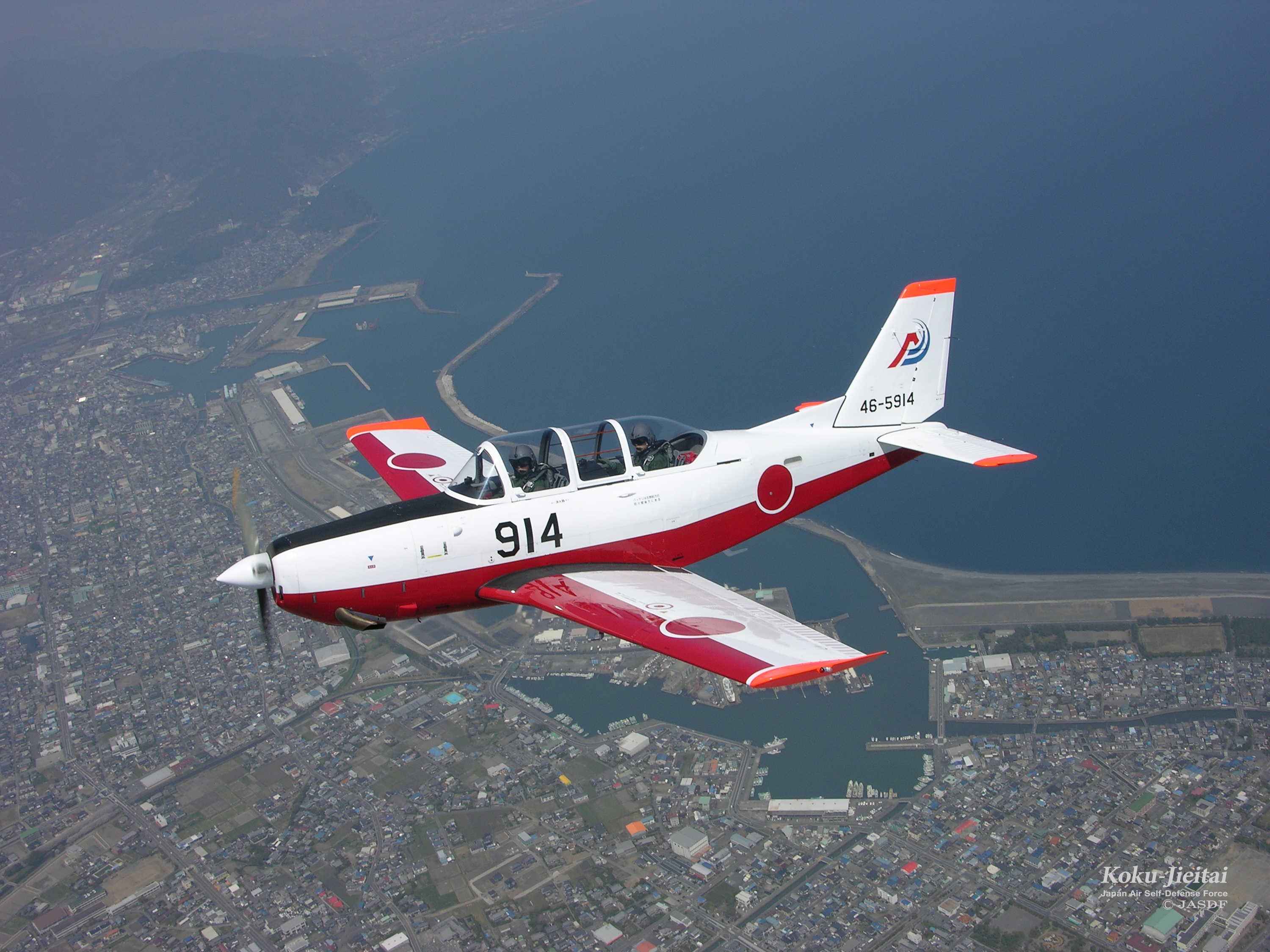 日本列岛的初级和中级训练机“富士T-7”