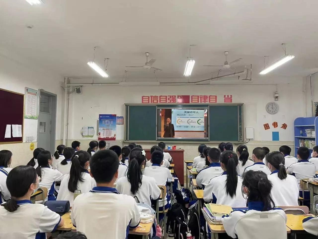 “保定责任”保师附校健康学院培养初中生做好家庭护理卫士