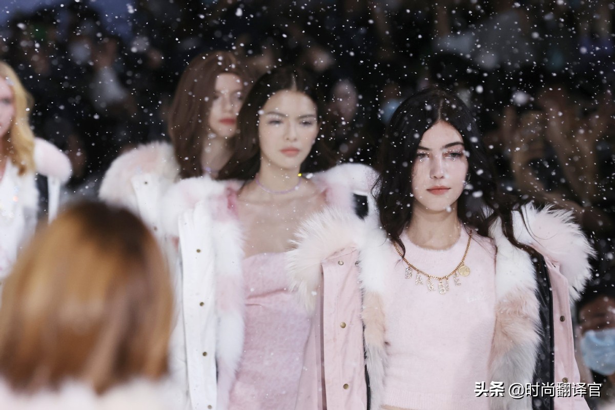 穿派克衣服怎么搭配裤子,穿派克皮草适合戴什么耳环