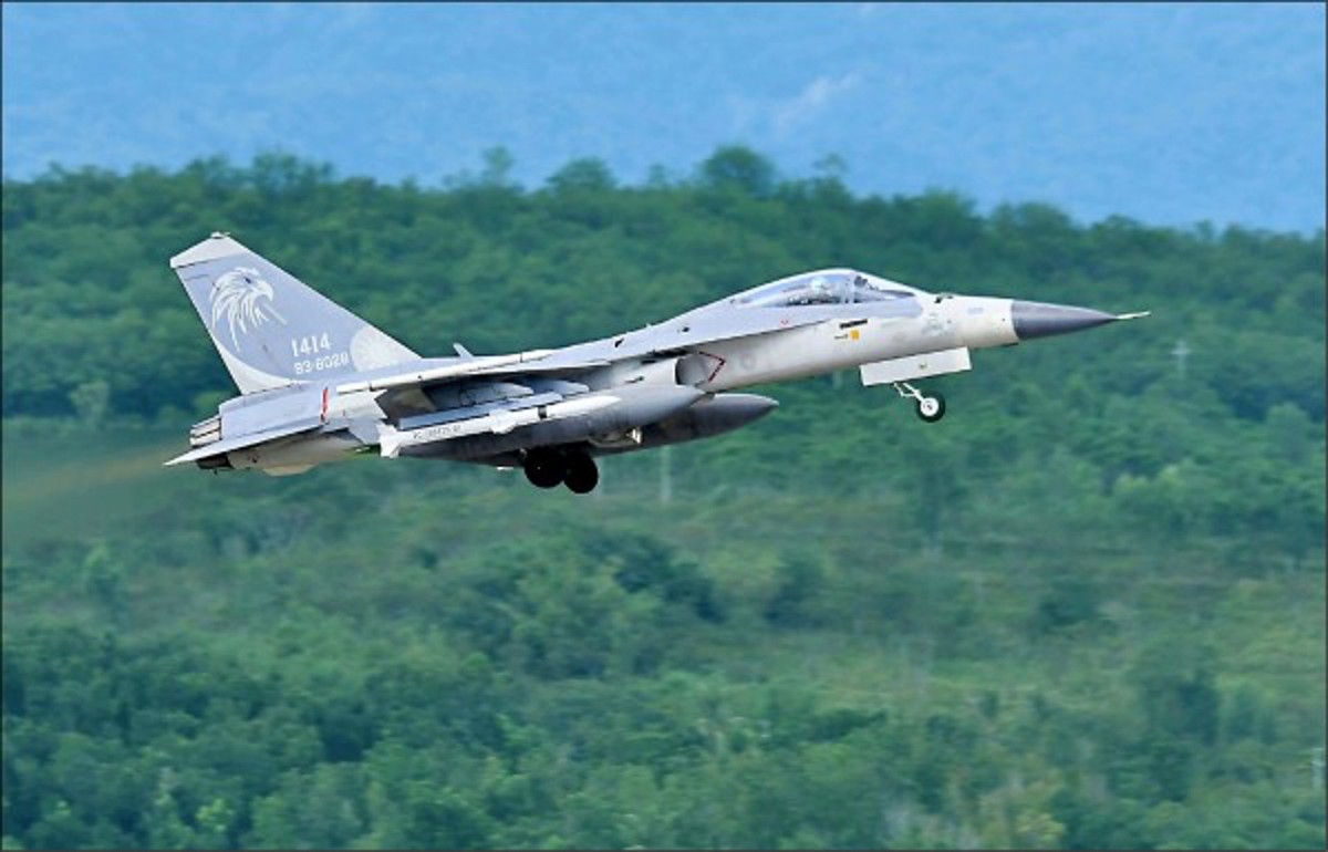 蔡英文突访“天驹部队”，无侦7穿越台湾海峡，台放弃导弹追监