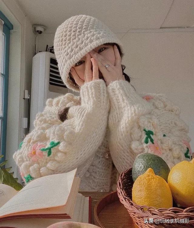 冬天戴帽子自拍怎么拍照好看,冬天戴帽子室外拍照姿势大全